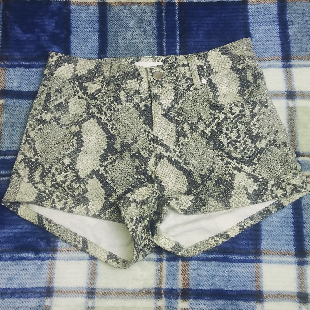 H&M Snakeskin Print Cuffed Shorts Size 2